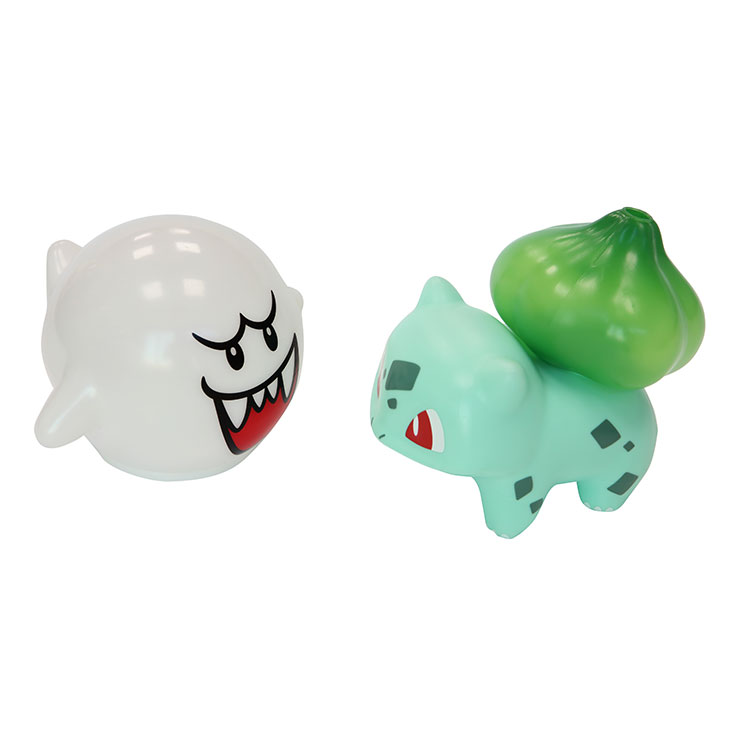 Haurrak plastikozko mini jostailuak
